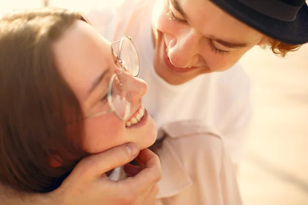 Hermosa pareja pasar tiempo en un parque de verano —  Fotos de Stock