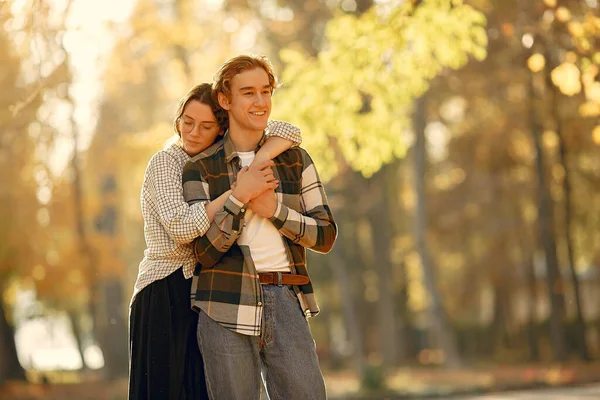 Beau couple passer du temps dans un parc d'automne — Photo