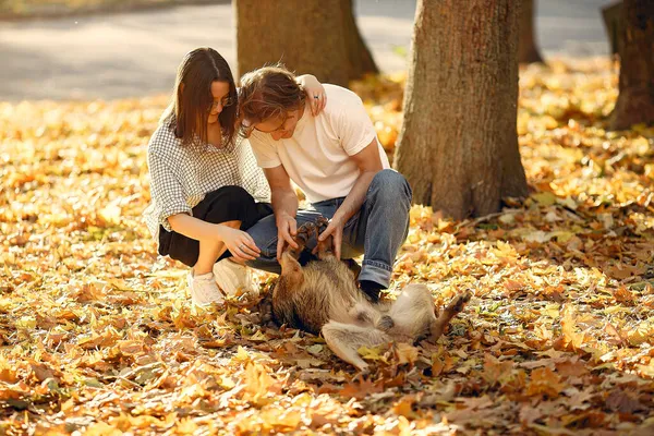 Schönes Paar verbringt Zeit im herbstlichen Park — Stockfoto