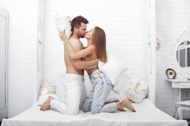 Bir çift bir odada yatakta yatıyor.