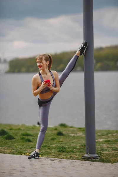 Formation de fille de sport dans un parc d'été — Photo