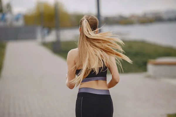 Sportovní dívka školení v letním parku — Stock fotografie