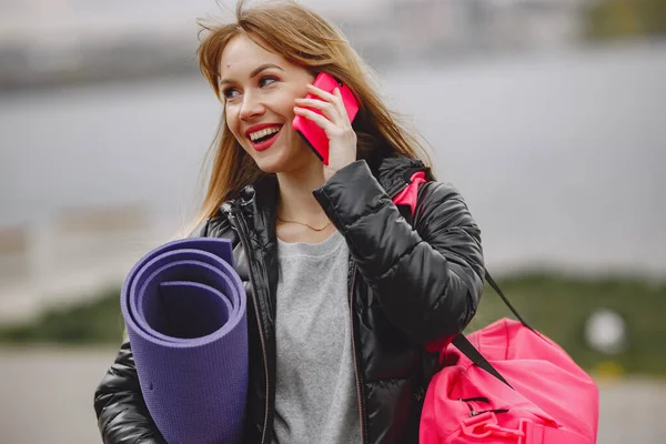 Sports girl training in a summer park — Stock Photo, Image