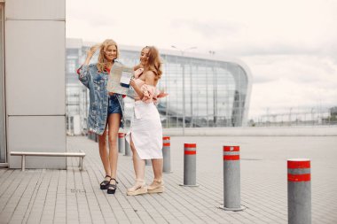 Havaalanında bekleyen üç güzel kız.