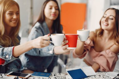 Havaalanında oturan üç güzel kız.