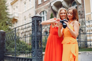 Yaz parkında zarif ve şık kızlar.