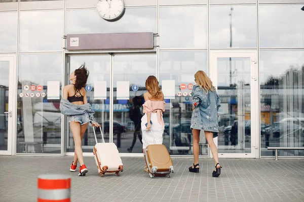 Tres hermosas chicas de pie junto al aeropuerto —  Fotos de Stock