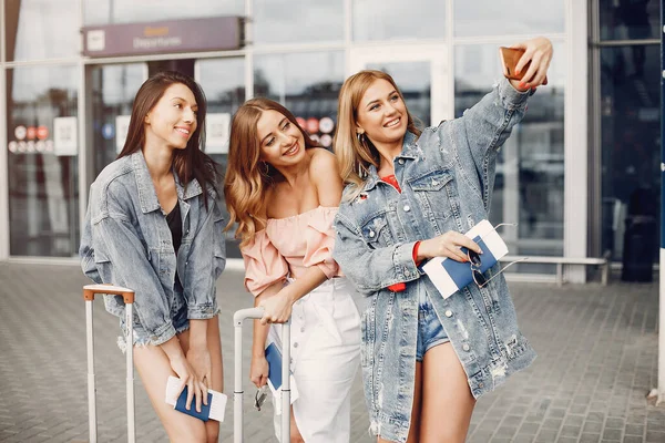 Tre vackra flickor står vid flygplatsen — Stockfoto