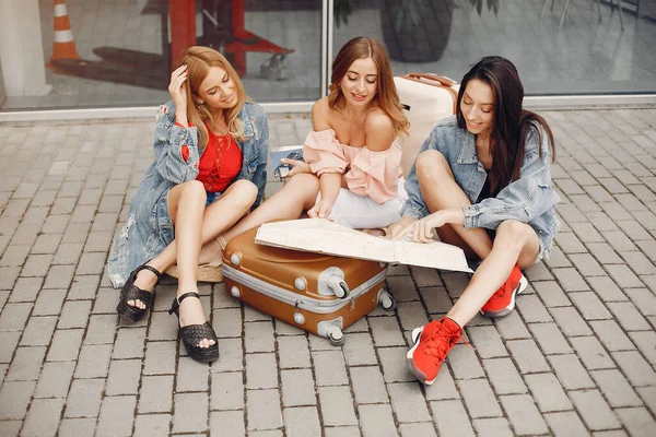 Três meninas bonitas sentadas perto do aeroporto — Fotografia de Stock