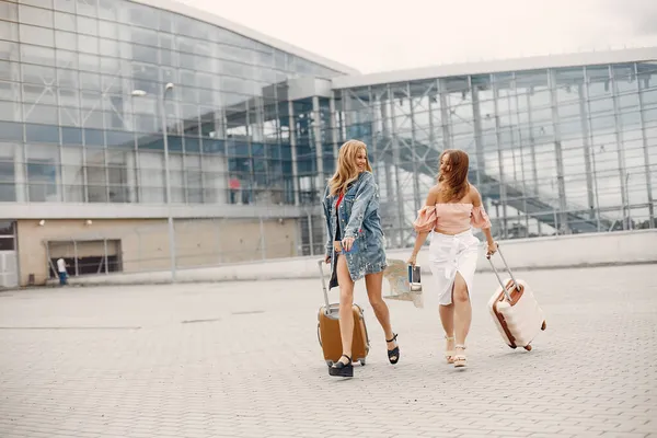 Dwie piękne dziewczyny stojące przy lotnisku — Zdjęcie stockowe