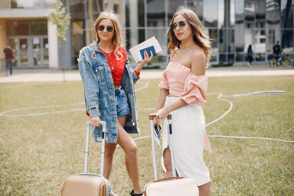 Dos hermosas chicas de pie junto al aeropuerto — Foto de Stock