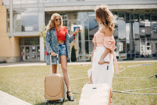 Zwei schöne Mädchen stehen am Flughafen — Stockfoto