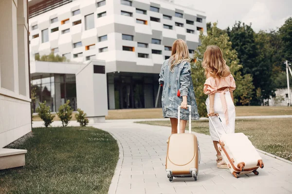 Havaalanında bekleyen iki güzel kız.