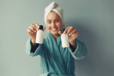 Stüdyoda kremalı güzel bir kız