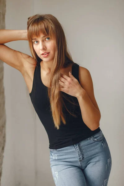 Chica de moda posando en un estudio fotográfico —  Fotos de Stock