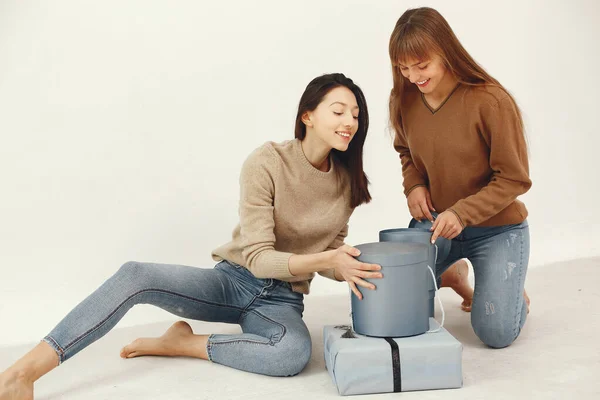 Schöne Mädchen haben Spaß in einem Studio mit Geschenken — Stockfoto