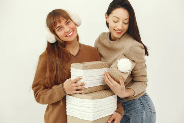 Meninas bonitas se divertir em um estúdio com presentes — Fotografia de Stock