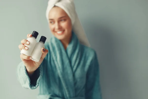 Menina bonita de pé em um estúdio com creme — Fotografia de Stock