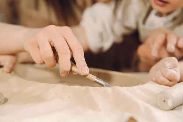 Portrait of mother and little girl shaping clay together — Stock Photo, Image