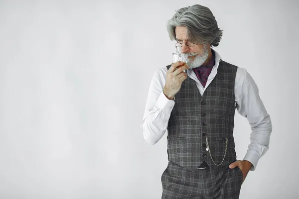 Красивый задумчивый зрелый бизнесмен в официальном костюме — стоковое фото