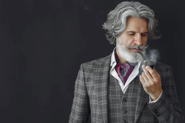 Элегантный пожилой человек с трубкой для курения — стоковое фото
