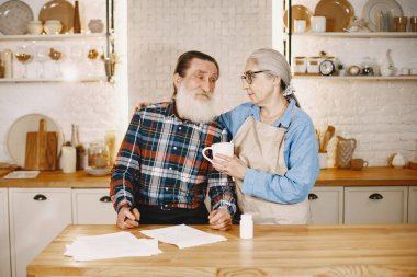 Son sınıf çifti mutfakta çayla oturuyor.