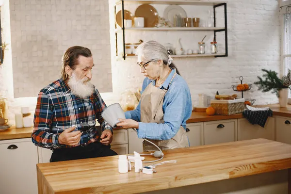 Seniorin und Mann zu Hause messen Blutdruck — Stockfoto