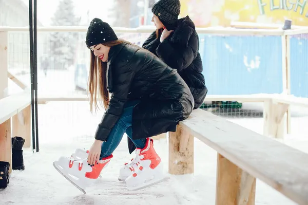 Χαριτωμένα και όμορφα κορίτσια σε ένα λευκό πουλόβερ σε μια χειμερινή πόλη — Φωτογραφία Αρχείου