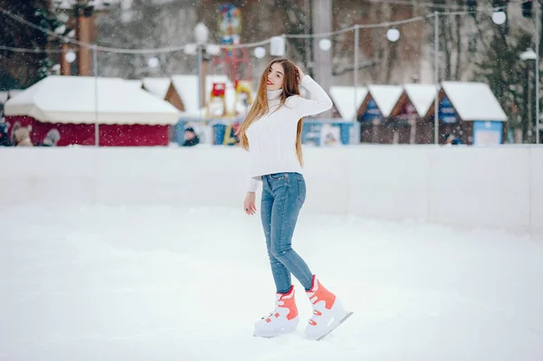 Aranyos és gyönyörű lány fehér pulóverben egy téli városban. — Stock Fotó