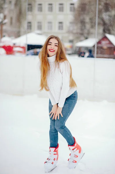 Söt och vacker flicka i en vit tröja i en vinterstad — Stockfoto