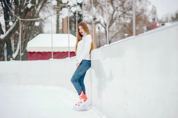 Linda y hermosa chica en un suéter blanco en una ciudad de invierno — Foto de Stock