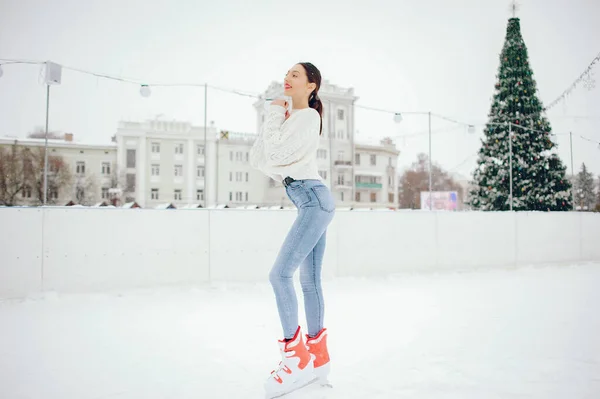 Jolie et belle fille dans un pull blanc dans une ville d'hiver — Photo