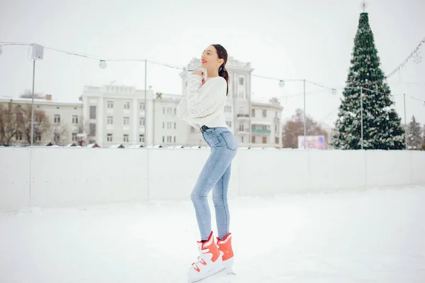 Menina bonito e bonito em uma camisola branca em uma cidade de inverno — Fotografia de Stock