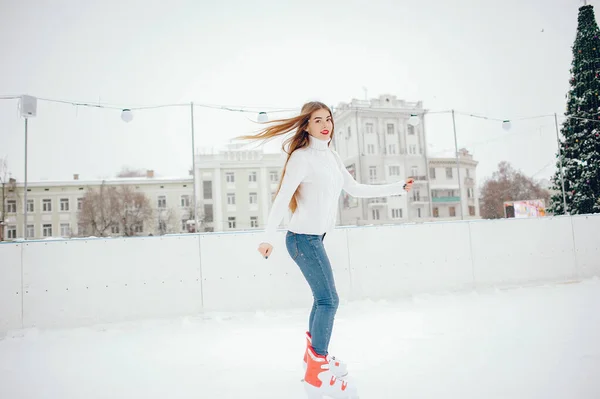 Linda y hermosa chica en un suéter blanco en una ciudad de invierno — Foto de Stock