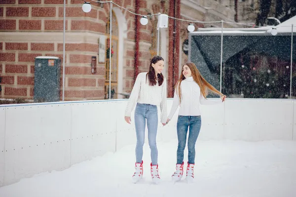 Kış şehrinde beyaz kazak giyen tatlı ve güzel kızlar. Stok Resim