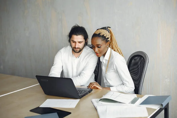 Mixed businesspeople working at the office — Fotografia de Stock