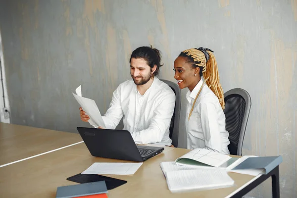 Mixed businesspeople working at the office — Fotografia de Stock