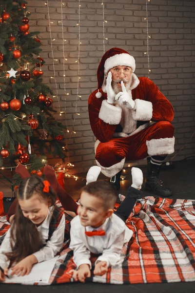 Słodkie dzieci pisze list do Świętego Mikołaja — Zdjęcie stockowe