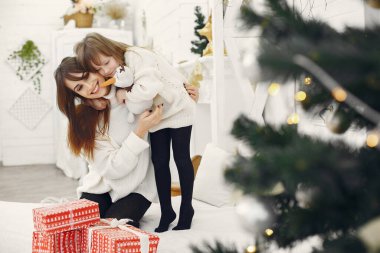 Anne ve tatlı kızı Noel hediyeleriyle evde.