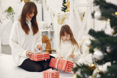 Anne ve tatlı kızı Noel hediyeleriyle evde.