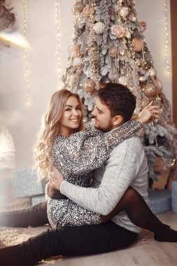 Zarif çift yeni yılı bu odada kutluyor.