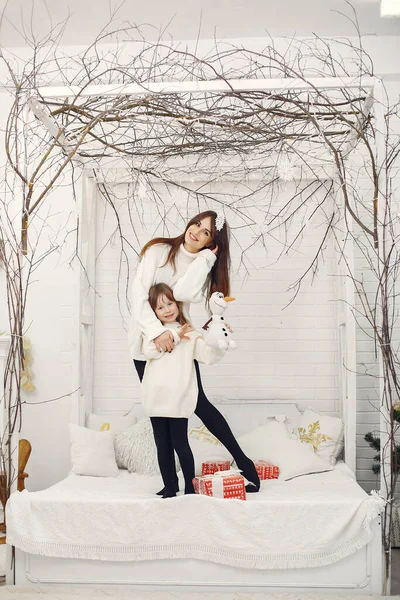 Matka s roztomilou dcerou doma s vánočními dárky — Stock fotografie
