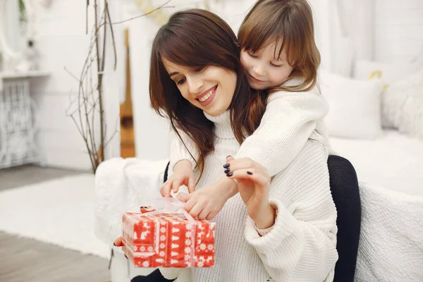 Anne ve tatlı kızı Noel hediyeleriyle evde.