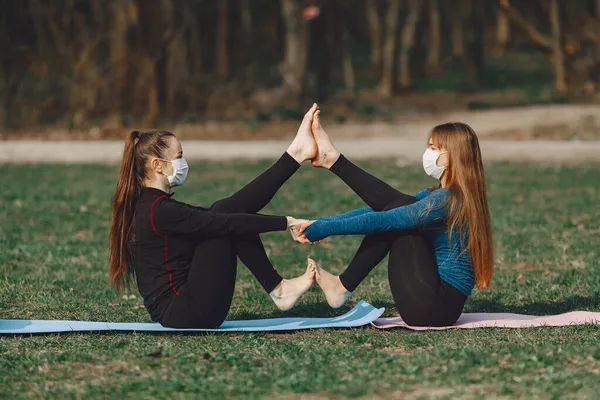 Chicas lindas haciendo yoga en máscaras —  Fotos de Stock