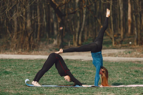 Maskeli şirin kızlar yoga yapıyor. — Stok fotoğraf