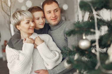 Kışlık giysiler içindeki insanlar Noel atmosferinde