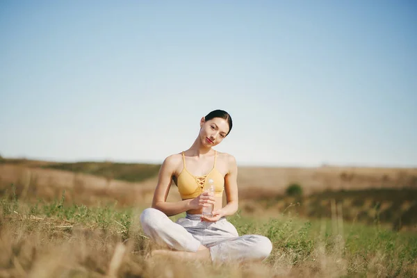 可爱的女孩在天空中训练，背景在田野里 — 图库照片