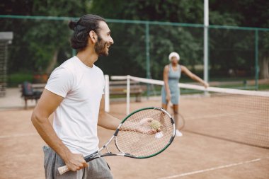 Maç sırasında ellerinde raket olan iki tenisçi.