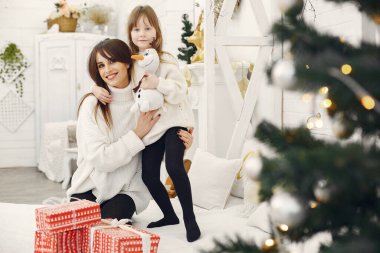 Anne ve tatlı kızı Noel hediyeleriyle evde.