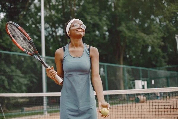 Černá americká žena tenista hrát na hřišti venku — Stock fotografie